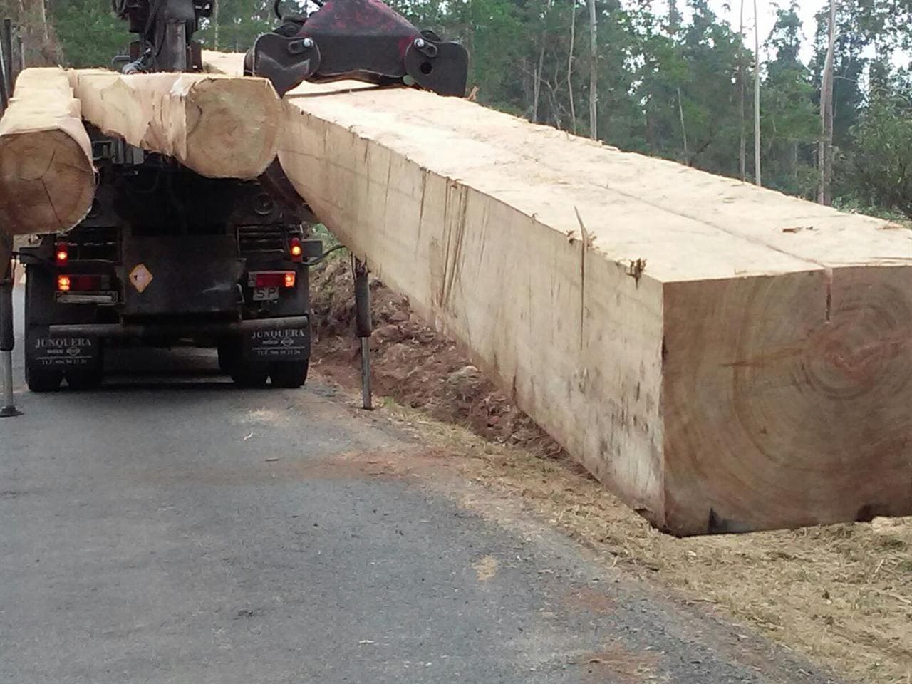 Fabricación de vigas de batea en Noia